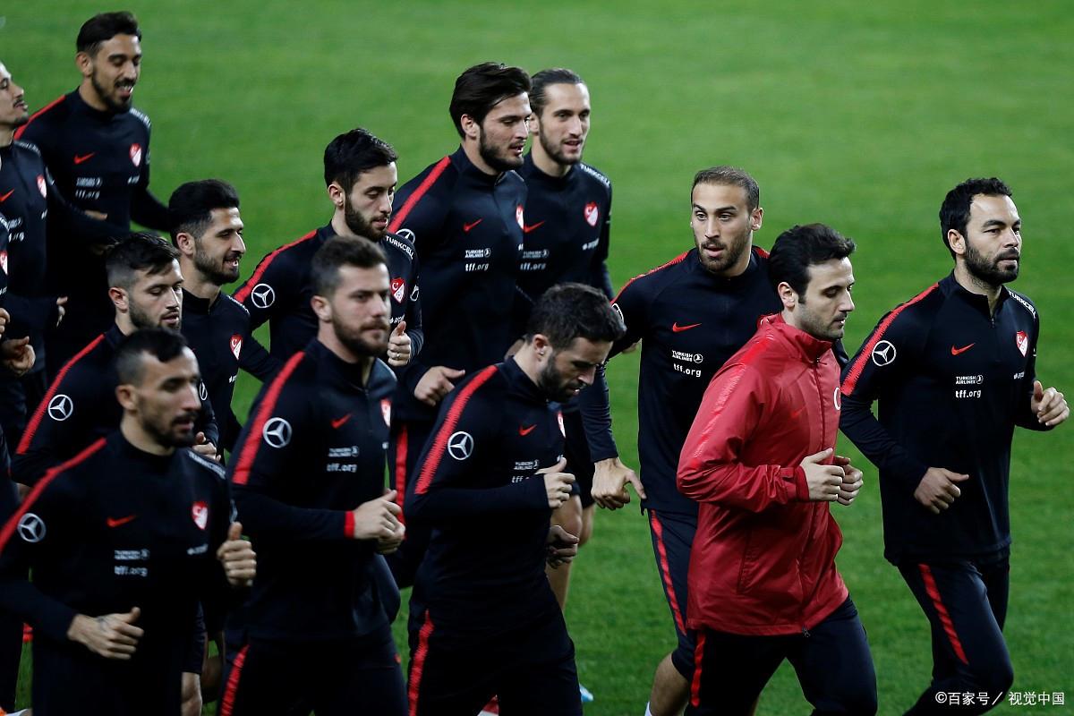 关于加时末段德国杯焦点战；纽约尼克斯战术微调；更衣室稳定；轮换策略成焦点的信息